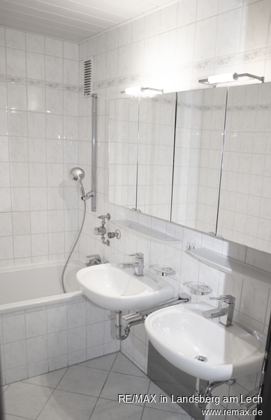 Saniertes Badezimmer Etagenwohnung Germering