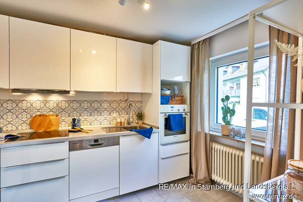 Moderne K�che in Blaut�nen Reihenmittelhaus Unterschlei�heim