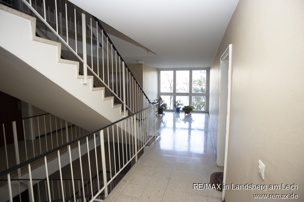 Auch das Treppenhaus: gro�z�gig Etagenwohnung Germering