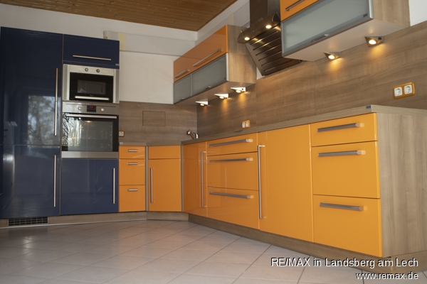 Die ALNO-K�che mit erneuerten Ger�ten (Induktionsherd, K�hlschrank und Gefriertruhe) sowie Backofen, Mikrowelle und Abzugshaube sowie Wand-TV Etagenwohnung Germering