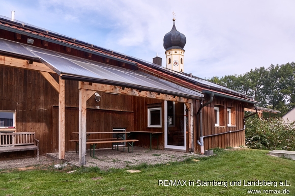 Westansicht auf Pergola, West-Terrasse und Sommergartenhaus Einfamilienhaus Mallersdorf-Pfaffenberg / Oberellenbach