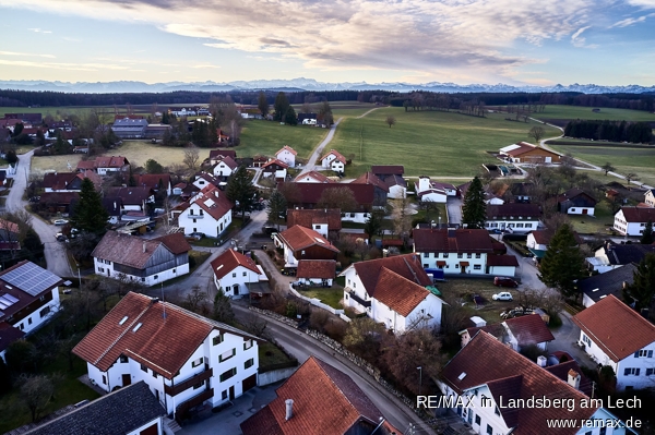 Panorama mit Haus Doppelhaush�lfte Die�en