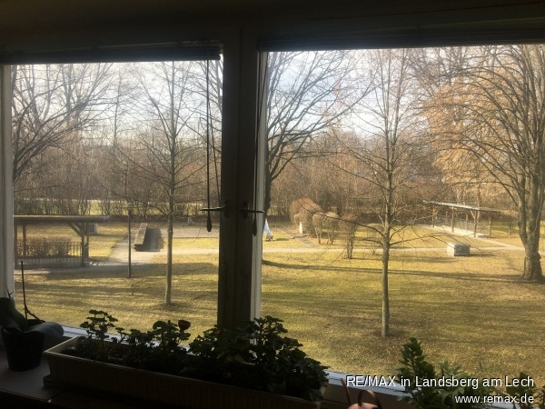 Wohnzimmer Blick aus Fenster Etagenwohnung Augsburg