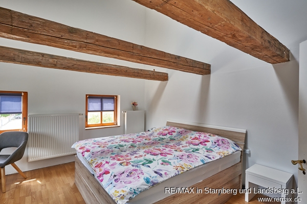 Schlafzimmer 2 nach S�d-Ost Einfamilienhaus Ergoldsbach / Langenhettenbach