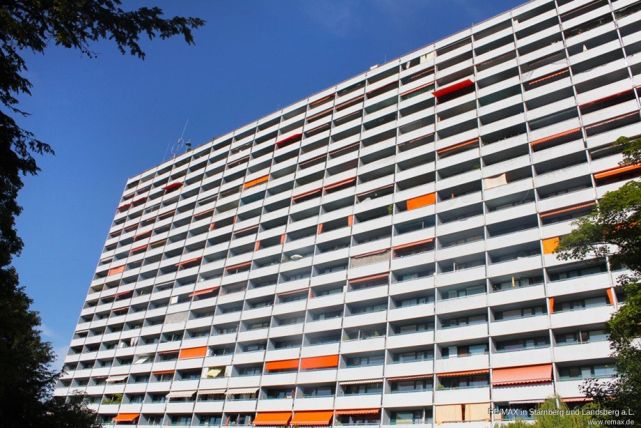Westfassade mit gro�er Gartenanlage Garagen M�nchen / Solln
