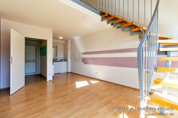 Wohnraum mit Aufgang (Holztreppe) in die Galerie Maisonettewohnung N�rnberg