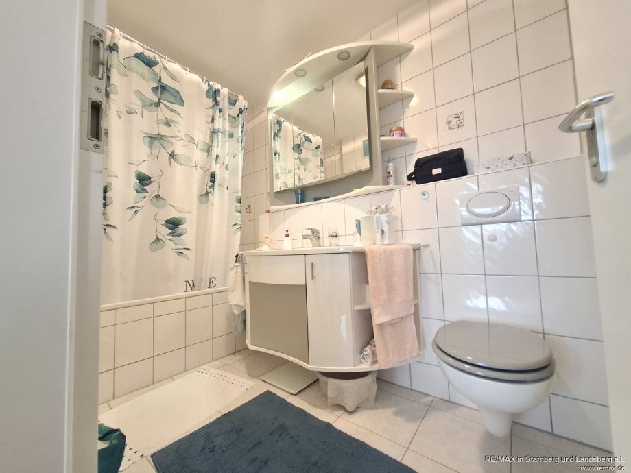 Bad mit Badewanne und WC Etagenwohnung Neuried