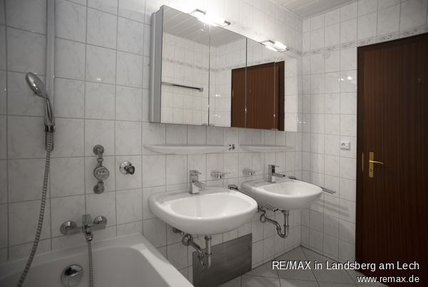 mit zwei Waschbecken Etagenwohnung Germering
