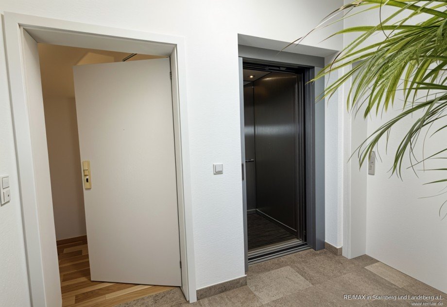 Wohnungseingang, Aufzug Dachgeschosswohnung M�nchen