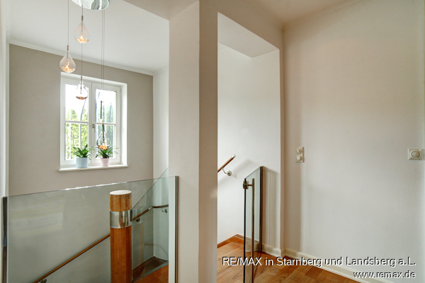 Neben-Treppenhaus ins OG Doppelhaush�lfte M�nchen