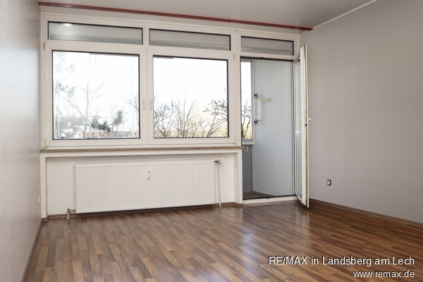 Gro�z�giges Wohnzimmer mit Zugang zur Loggia mit mehr als 20 m� Etagenwohnung Germering