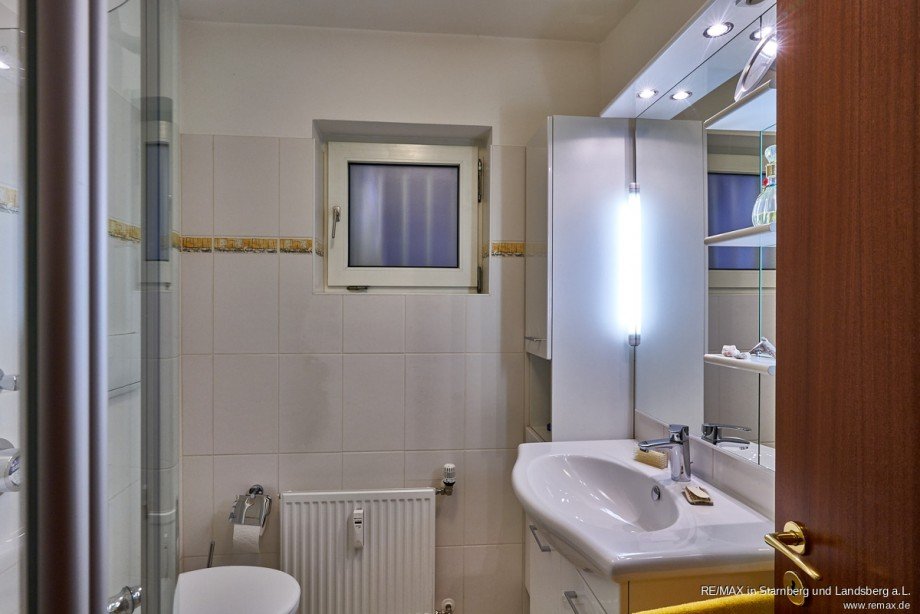 Duschbad bei Garderobe Etagenwohnung Krailling