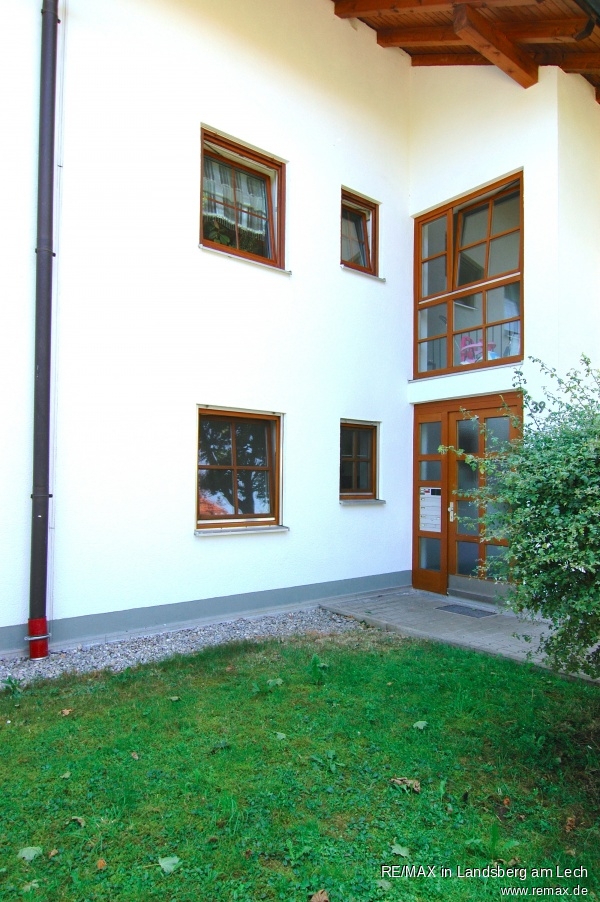 Eingang mit Schlaf- und K�chenfenster im EG Erdgeschosswohnung Schongau