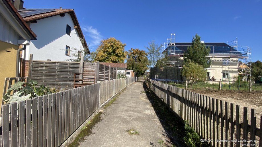 Fu�weg auf der Westseite Wohngrundst�ck Kaufering