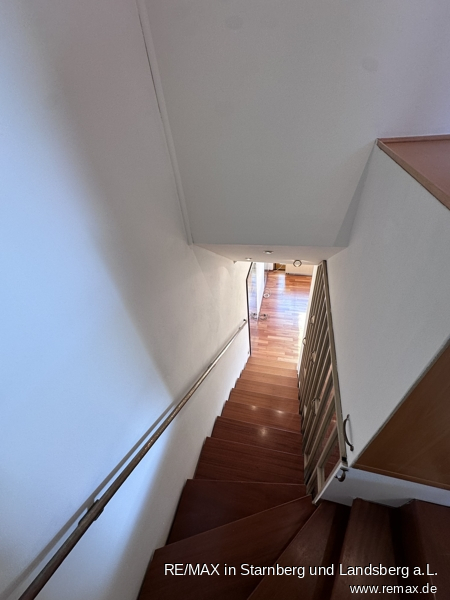 DG Treppe ins KG Reihenendhaus Utting