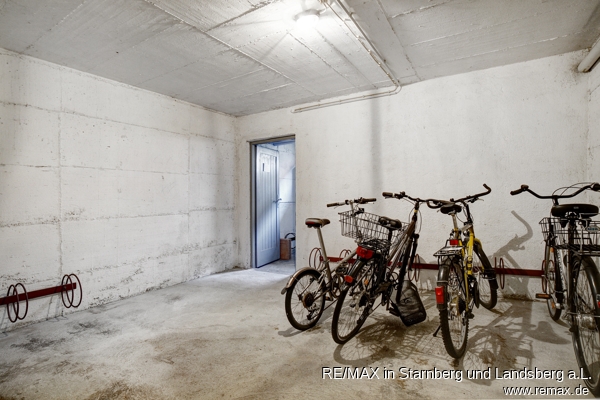 Zus�tzliche zu den oberirdischen Fahrradabstellpl�tzen (�berdacht): Raum im Keller f�r Fahrr�der Etagenwohnung M�nchen