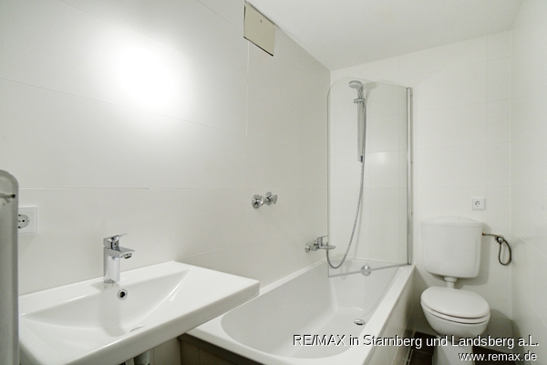 Bewegliche Duschwand im sanierten Bad - REMAX PSc-1008 1 Zi ETW WestPark Etagenwohnung M�nchen / Westpark